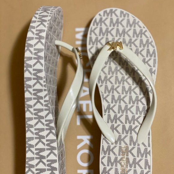Michael Kors Flip Flop slipper  -Vanilla - Picture 5 of 13
